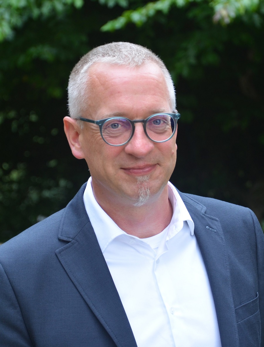 Eshaklar panjara ustida